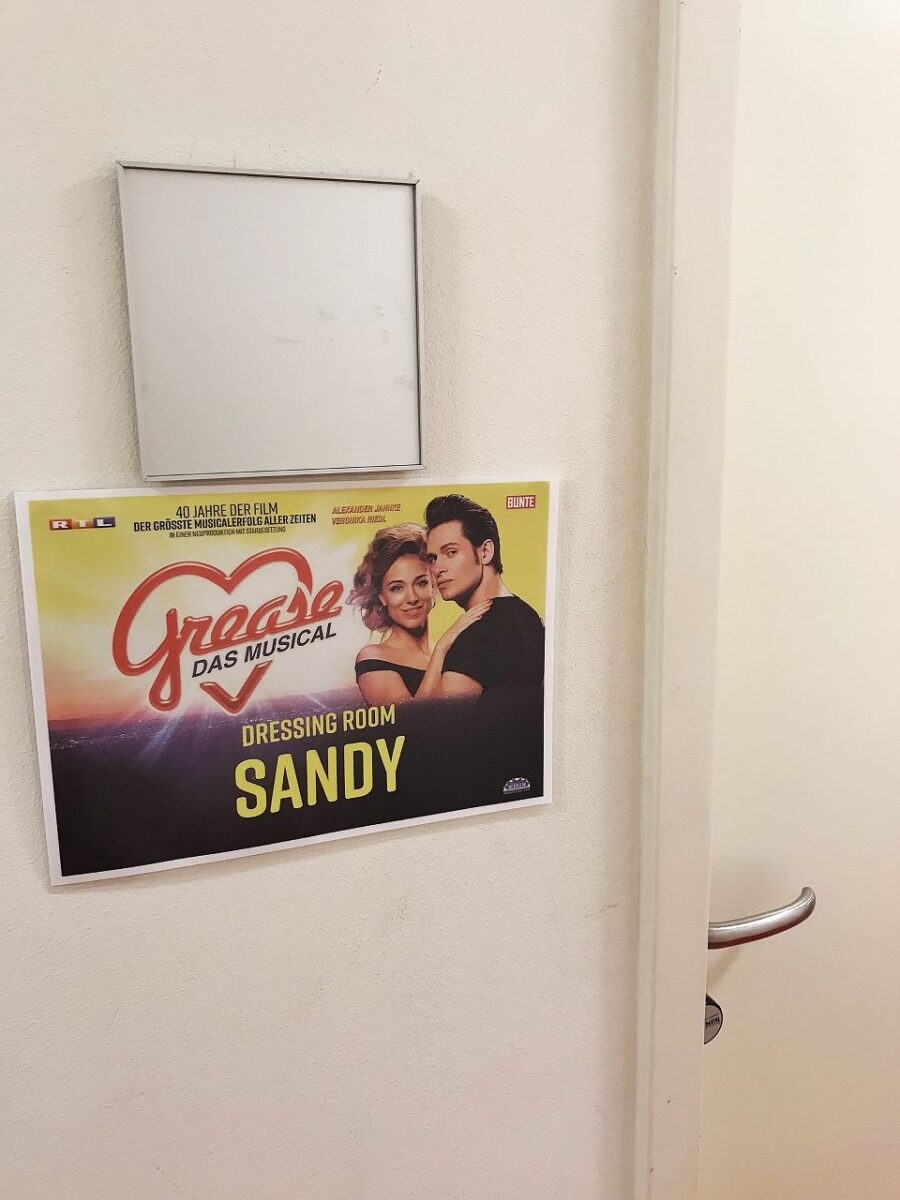 Hier ist mein ganz persönlicher Dressing Room, in dem ich mein Make-Up mache, Pausen verbringe und mich umziehe.