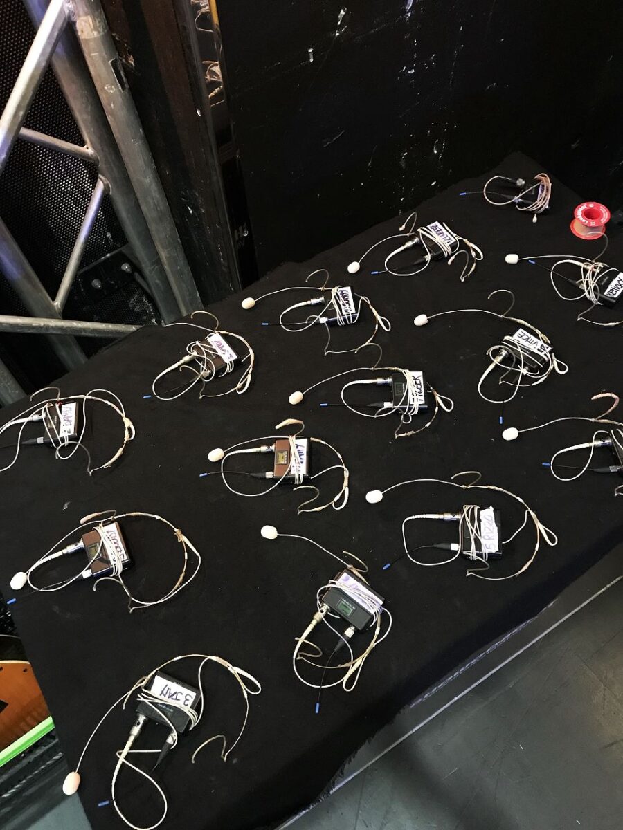 Am Mikrofontisch liegen alle Mikros für uns zur Abholung bereit.