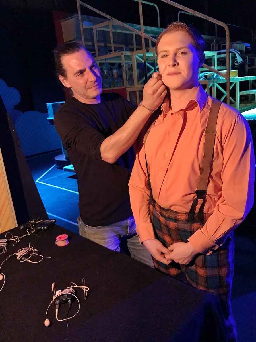 Mein Kollege Sebastian bekommt hier von Soundtechniker Andrea das Headset zurechtgebogen, damit seine Stimme optimal abgenommen werden kann.