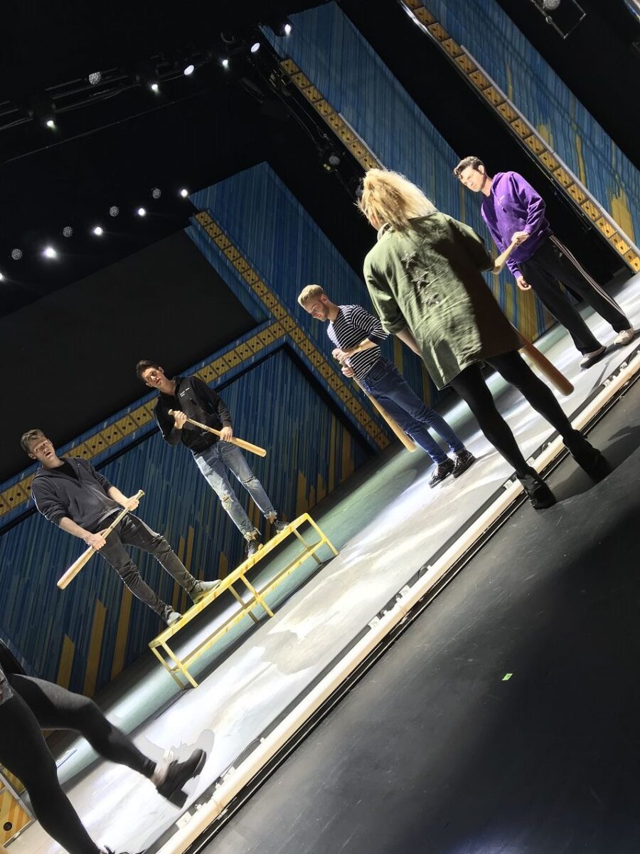 Unser Dance Captain Lauren probt noch kurz ein paar Szenen mit den Jungs auf der Bühne, bevor die Show beginnt.
