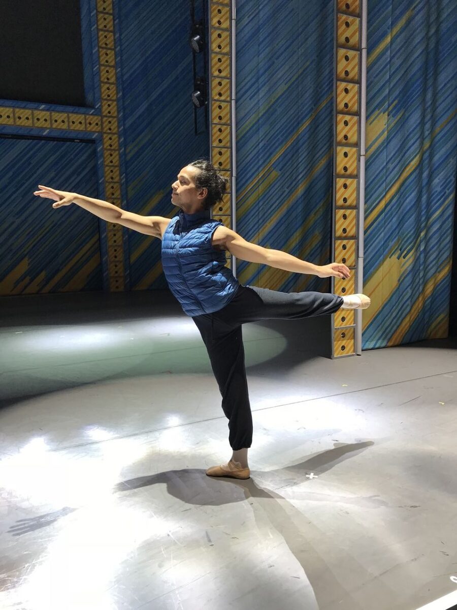 Balletttänzer Gustavo tanzt Ballett auf Spitze und wärmt sich daher besonders gut für seinen Auftritt bei 'Beauty School Dropout' auf.