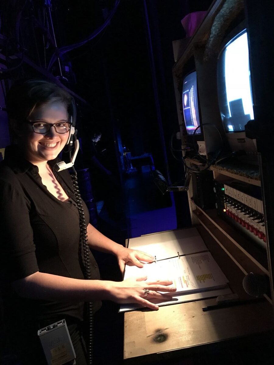 Unsere liebe Stage Managerin Jenny steht schon bereit für den ersten Akt. Sie muss hier den Überblick für die ganze Show behalten, jeden Takt mitzählen und alle Einsätze für Licht, Bühnenelemente und Soundtechnik geben. Ganz schön viel Verantwortung!