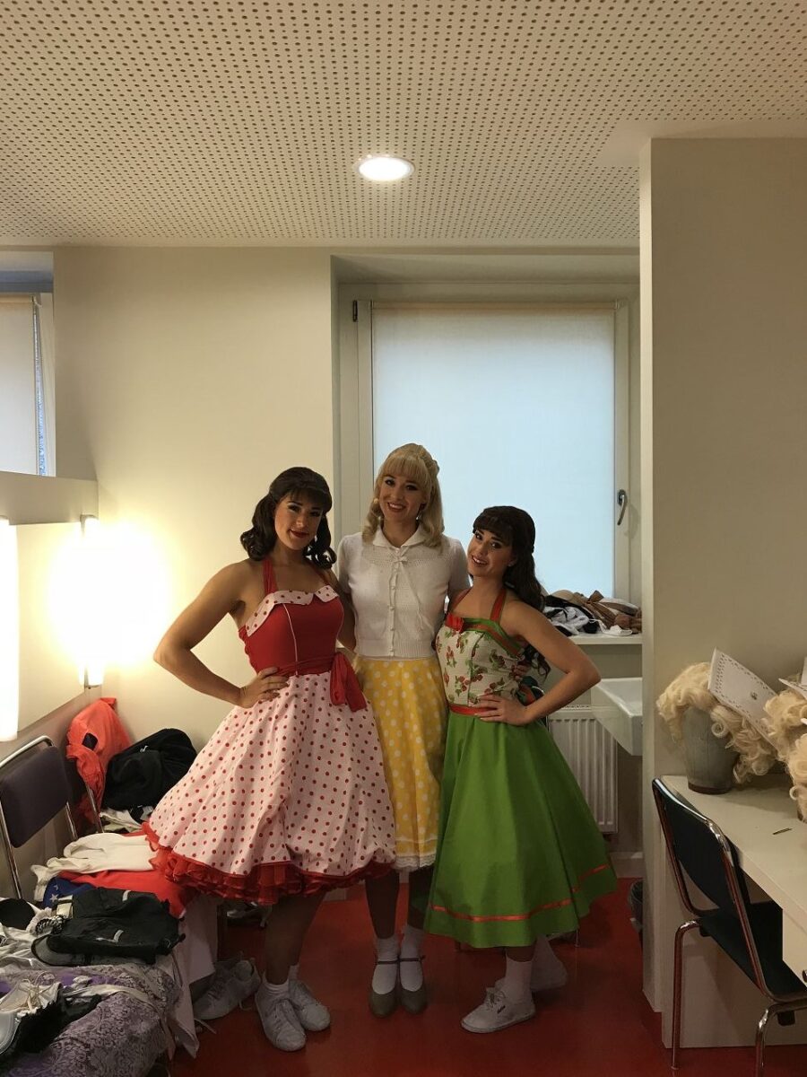 Unser Kostüm für die erste Szene – hier bin ich mit Josy (links, Ensemble) und Michelle (rechts, Cha Cha) zu sehen. Pettycoat ist natürlich Pflicht!