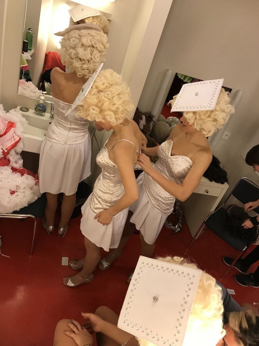 Die Mädels vom Ensemble helfen sich gegenseitig beim Einkleiden für die nächste Szene.