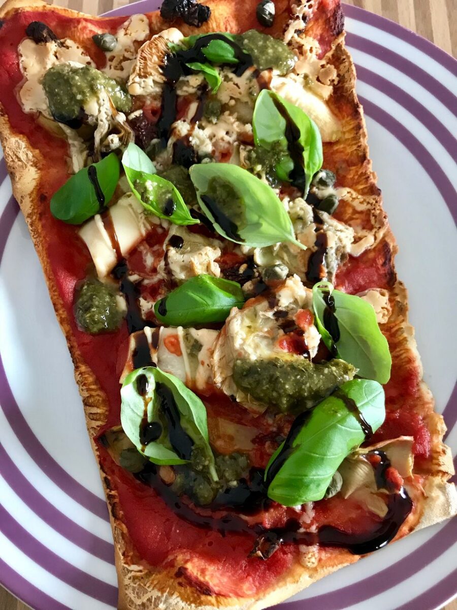 Heute gab es mittags eine Gemüse- Dinkel- Pizza mit Mandelmus- Käse. Lecker. Ich liebe es, in Kochbüchern zu schmökern und Menüs mit Freunden zu planen.