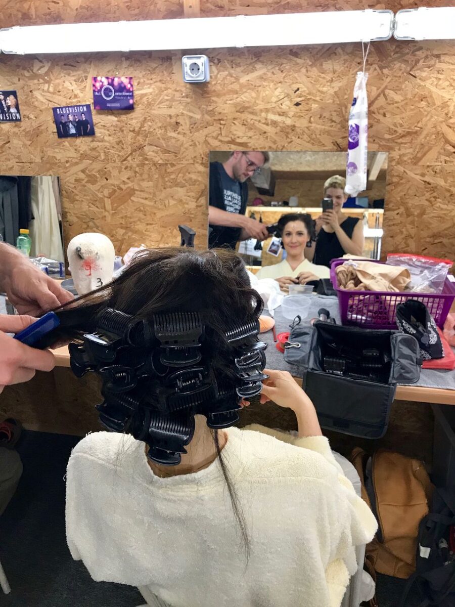 Paparazza Part 3: Daniela kriegt die Haare schön und hat am Anfang des zweiten Akts auch eine kleine Pause. Wir essen oft zusammen.