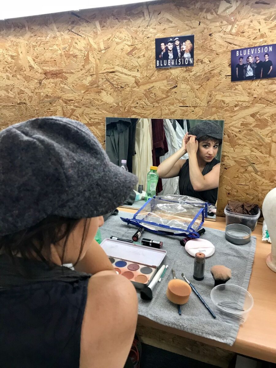 Paparazza Part 2: Lasarah bereitet sich auf den zweiten Akt vor und singt gleich ihr wunderschönes Solo.