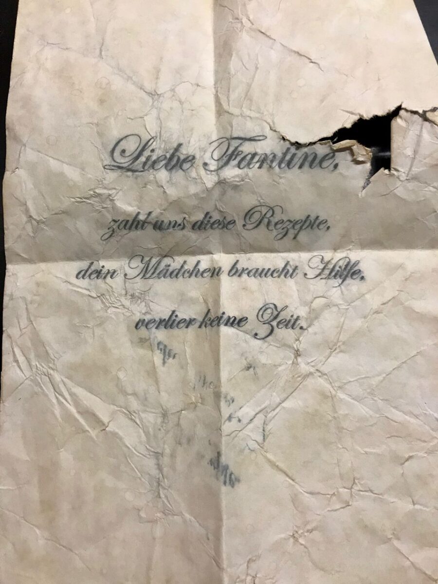 Diesen Brief hat Fantine von den Thénardiers bekommen. Ziemlich gemein, weil es nicht wahr ist. Das bekommt sie aber leider nie heraus.