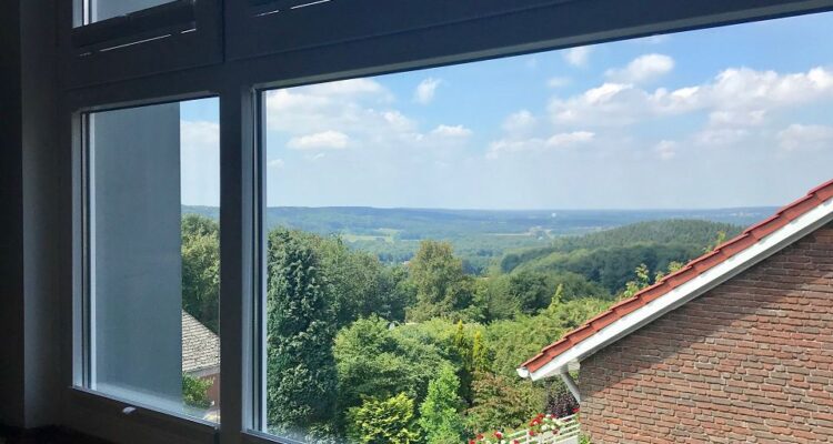 Ich liebe den Blick aus meiner Ferienwohnung. Hier starte ich den Tag mit einer Runde Yoga und Meditation. Rituale wie diese sind ein Anker und geben mir Kraft, wenn ich viel unterwegs bin.