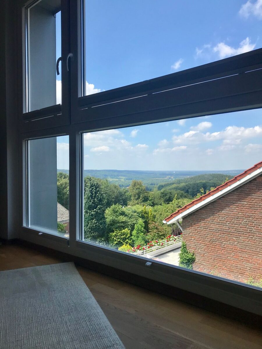 Ich liebe den Blick aus meiner Ferienwohnung. Hier starte ich den Tag mit einer Runde Yoga und Meditation. Rituale wie diese sind ein Anker und geben mir Kraft, wenn ich viel unterwegs bin.