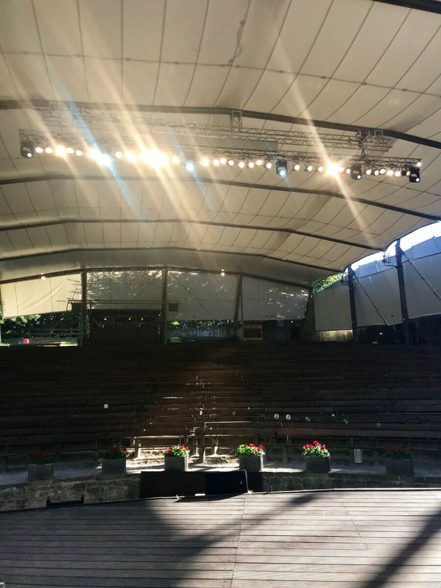 Heute war das Licht ganz besonders beim Soundcheck. Tonmeister Sven überprüft, ob alles passt. Er sitzt hinten im Häuschen.