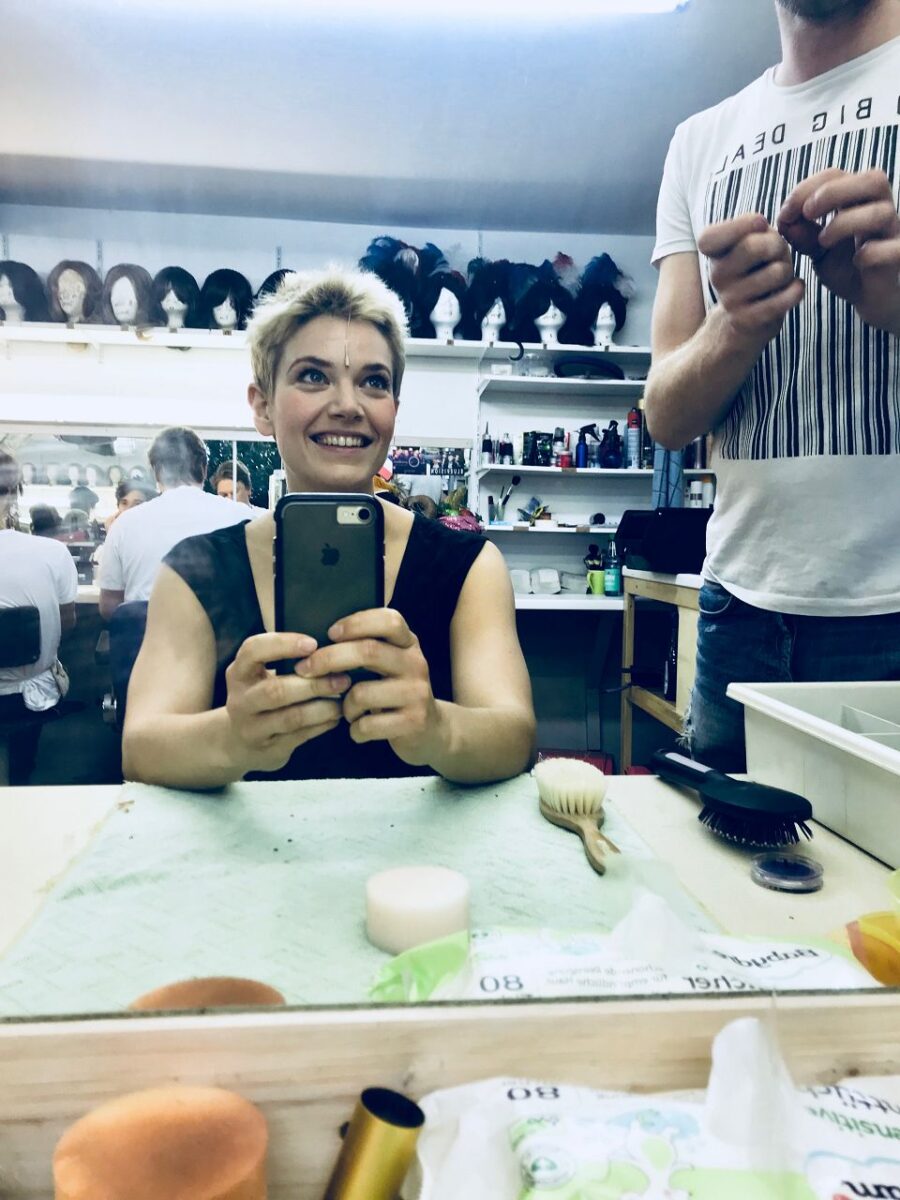 Ein kurzer Stopp in der Maske. Mein Mikro wird mit zwei Federn befestigt. Für die Fantine wurden meine Haare sehr kurz geschnitten, da halten normale Klammern nicht mehr.
