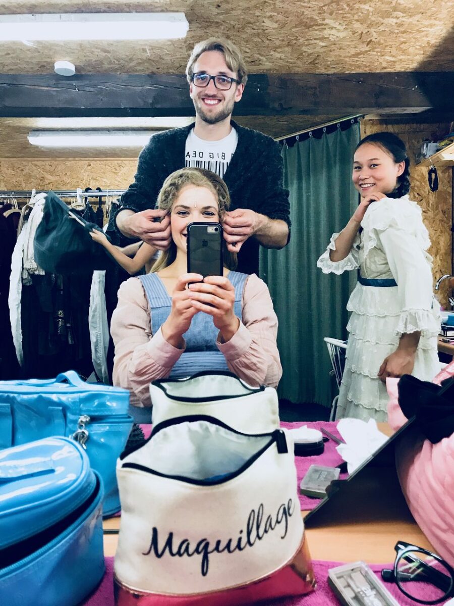 Philip kümmert sich um mein Rapunzel-Haar. Claire ist heute die junge Eponine.