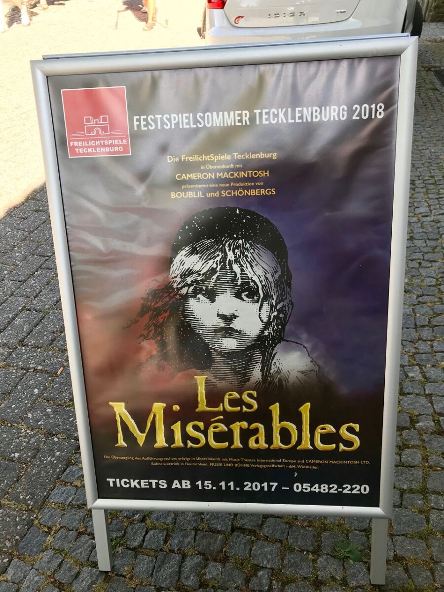 Es ist früher Abend. Ich laufe an unserem schönen Plakat vorbei. Les Misérables ist ein Traum. Ich komme zwei Stunden vor Beginn auf der Burg an.
