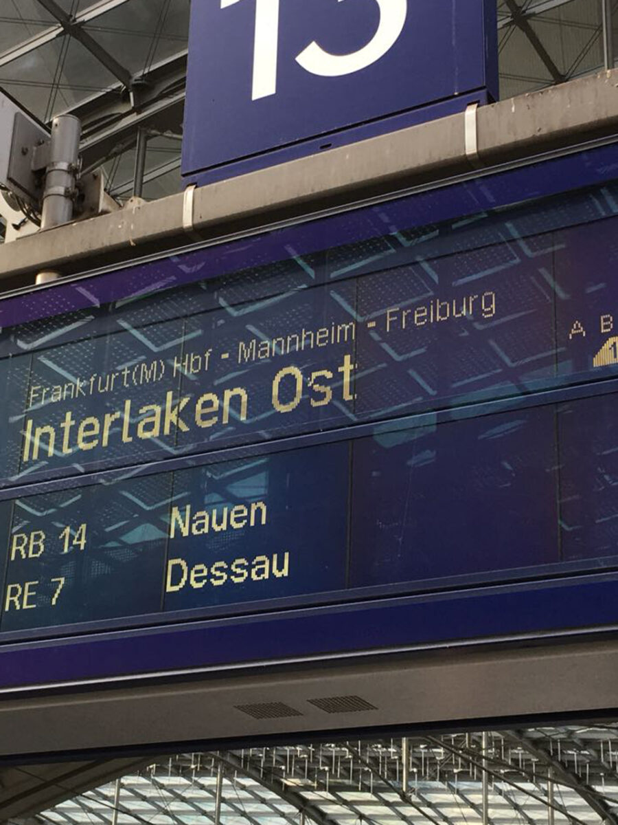 Die Bahn scheint pünktlich zu sein… kaum zu glauben. Auf geht es zum zweiten Vorstellungswochenende von „Hedwig and the Angry Inch" in Frankfurt.