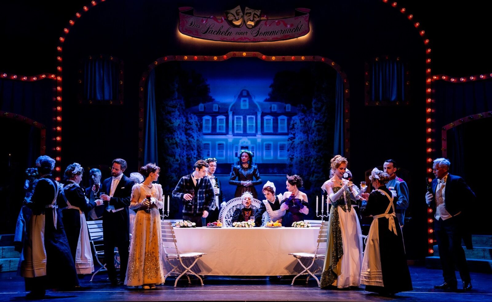 Helen Schneider (Mme. Armfeldt) und Ensemble in 'Das Lächeln einer Sommernacht' © Abiramy Arulrasa