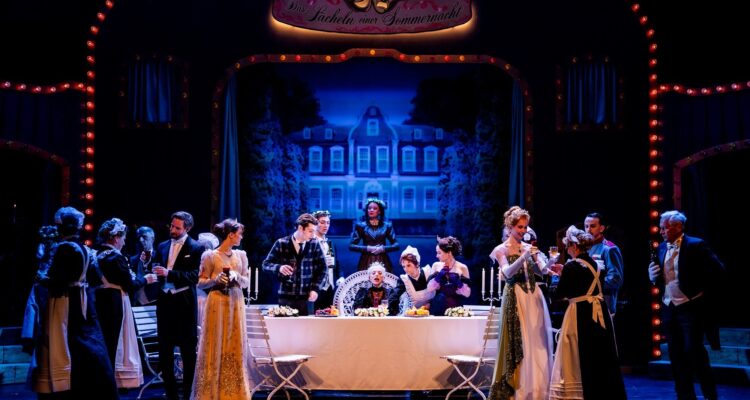 Helen Schneider (Mme. Armfeldt) und Ensemble in 'Das Lächeln einer Sommernacht' © Abiramy Arulrasa