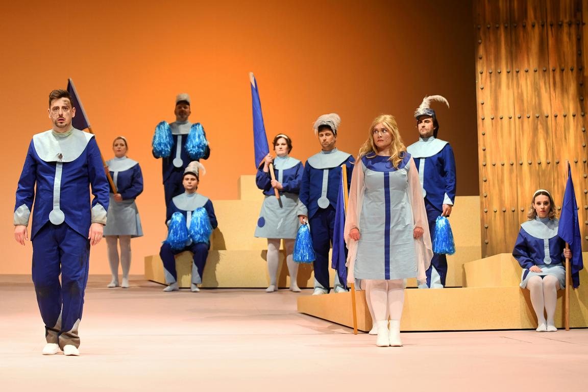 Marcin Hutek (Hauptmann Sanjar), Boshana Milkov (Prinzessin Barbra), Opernchor des Stadttheaters Bremerhaven © Heiko Sandelmann