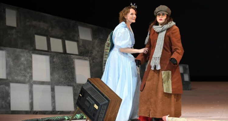 Katharina Diegritz (Liebe gute Fee), Victoria Kunze (Ella) © Heiko Sandelmann