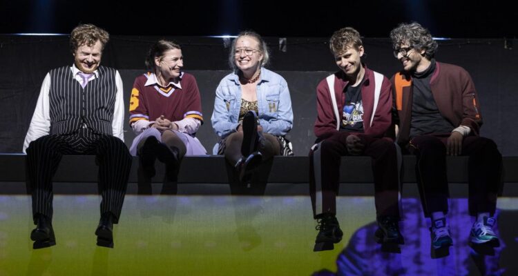 Thorsten Dara (Richard Hoover), Marie-Luis Kießling (Sheryl Hoover), Michaela Dazian (Olive Hoover), Sebastian Schlicht (Dwane Hoover), Rasmus Max Wirth (Onkel Frank) © Ronny Ristok