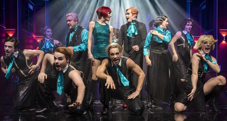 Sybille Lambrich (Sally Bowles), Johannes Wollrab (Conférencier), Ensemble © Robert Jentzsch