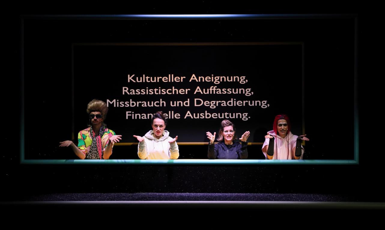 Philipp Moschitz, Judith Toth (Klara), Ina Meling (Stanko Sto), Stephanie Marin (Sky) © Metropoltheater München/Marie-Laure Briane