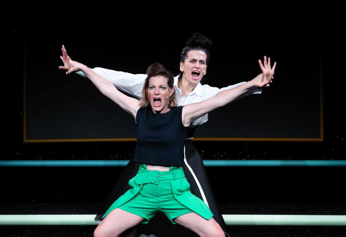 Ina Meling (Stanko Sto), Stephanie Marin (Sky) © Metropoltheater München/Marie-Laure Briane