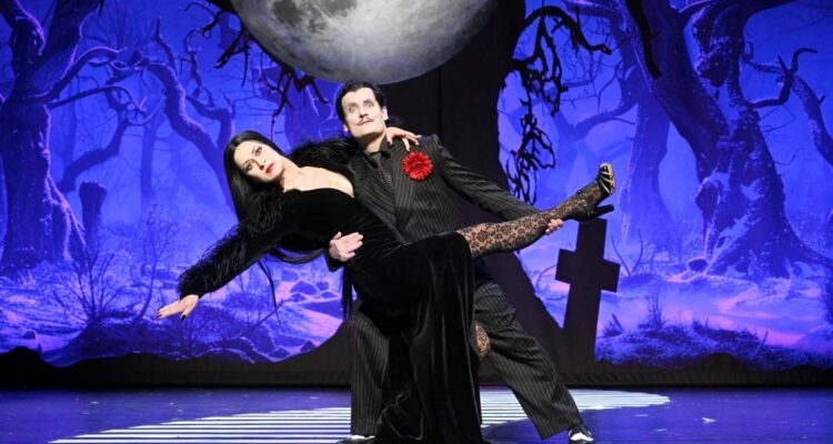 Nadine Kettler (Morticia Addams), Sebastian Mirow (Gomez Addams) © Jochen Klenk