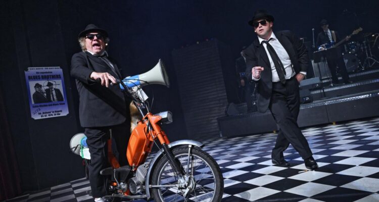 Martin Theuer (Elmar Eisele aka „Elwood Blues“), Markus Michalik (Hans Eisele aka „Jake Blues“) © Patrick Pfeiffer