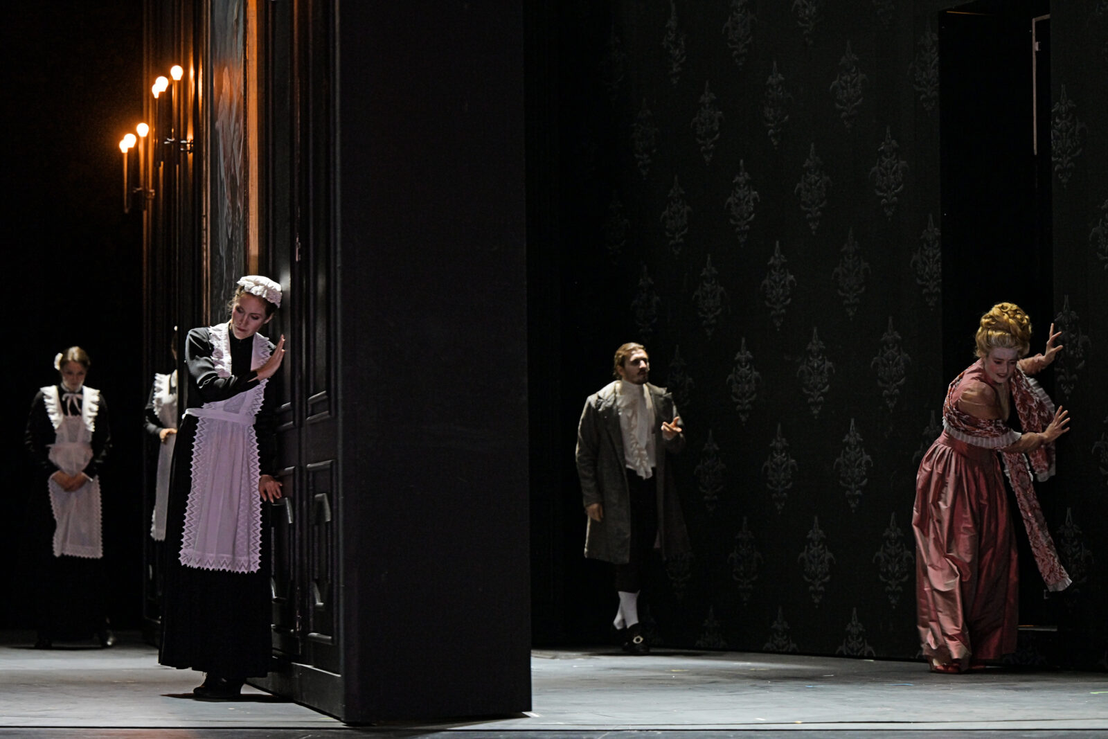 v. l. Lisenka Milène Kirkcaldy (Zofe), Samuel Franco (Valmont), Adrienn Čunka (Tourvel). © Andreas J. Etter
