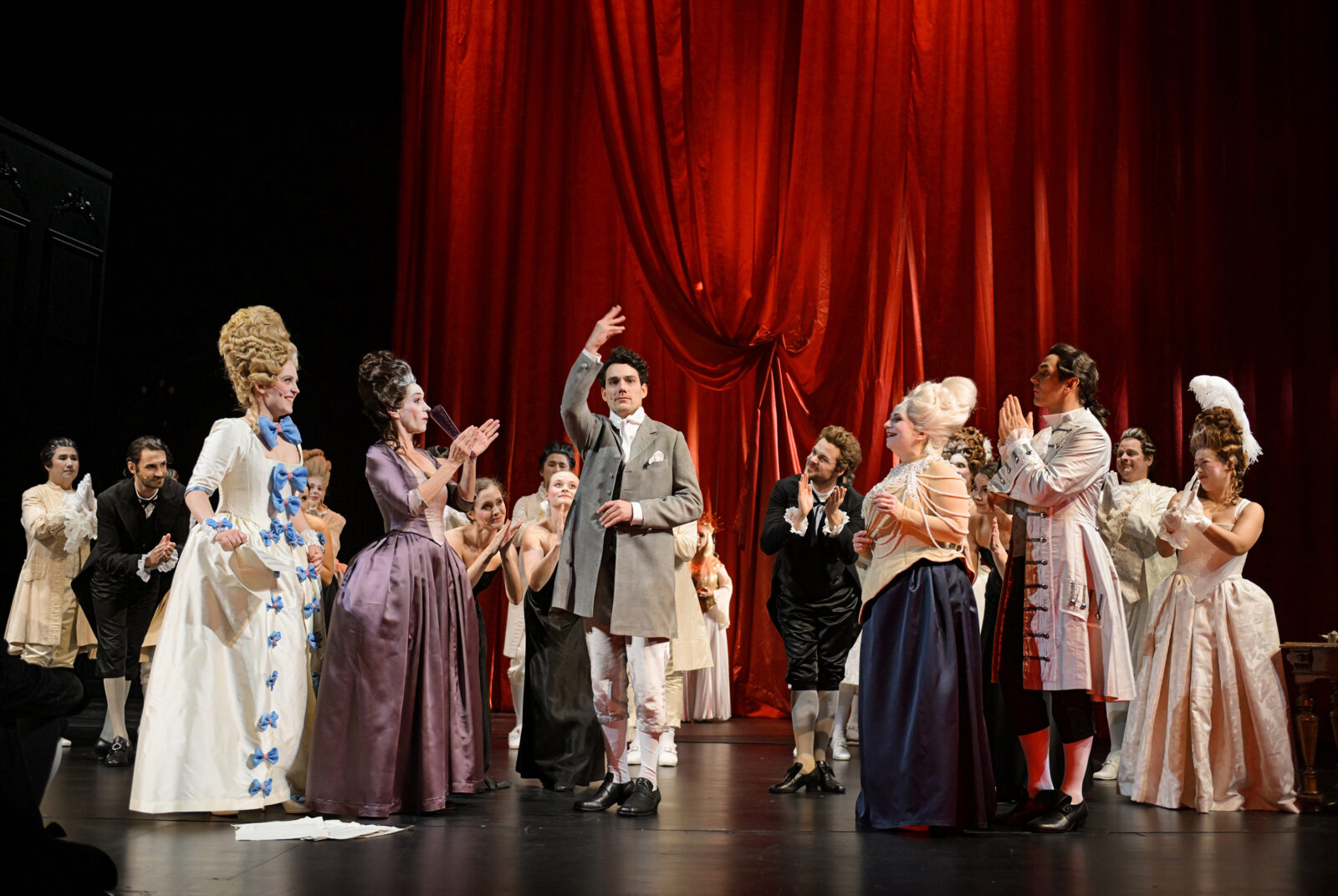 Valerie Gels (Cécile), Maaike Schuurmans (Mme de Volanges), Sebastian Seitz (Danceny), Astrid Vosberg (Merteuil), Jan Henning Kraus (Belleroche), Ensemble, Chor. © Andreas J. Etter
