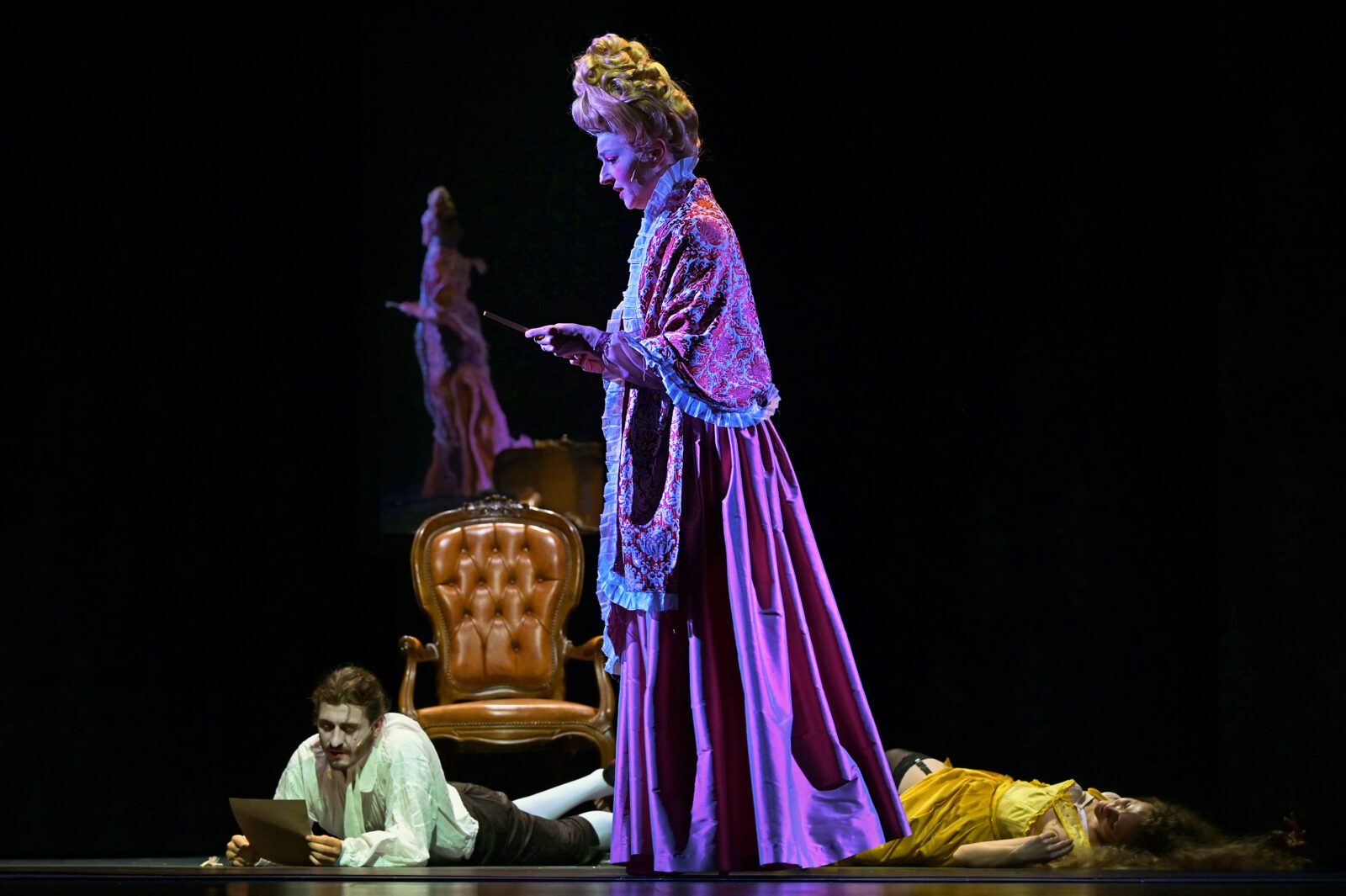 vorne: Adrienn Čunka (Tourvel) sowie Samuel Franco (Valmont), Lisenka Milène Kirkcaldy (Émilie). © Andreas J. Etter