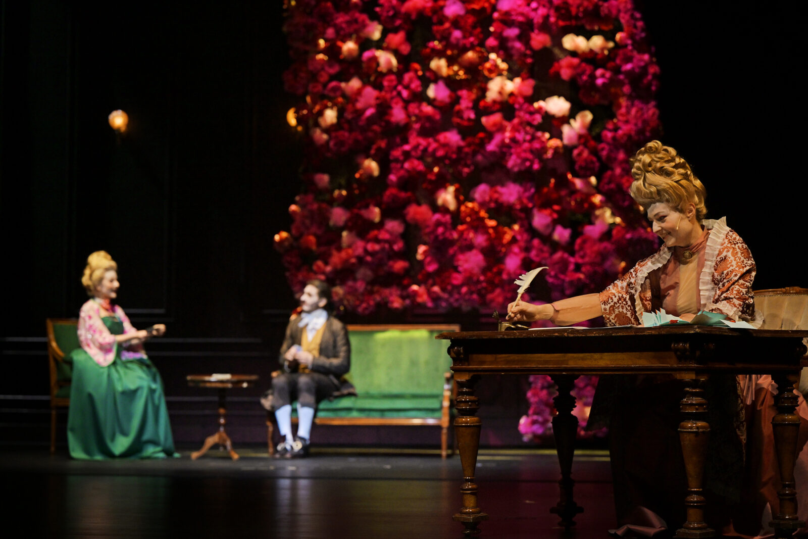 vorne: Adrienn Čunka (Tourvel) sowie Dominique Engler (Rosemonde), Samuel Franco (Valmont). © Andreas J. Etter