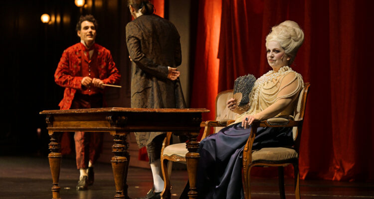 vorne: Astrid Vosberg (Merteuil) sowie Sebastian Seitz (Danceny), Samuel Franco (Valmont). © Andreas J. Etter