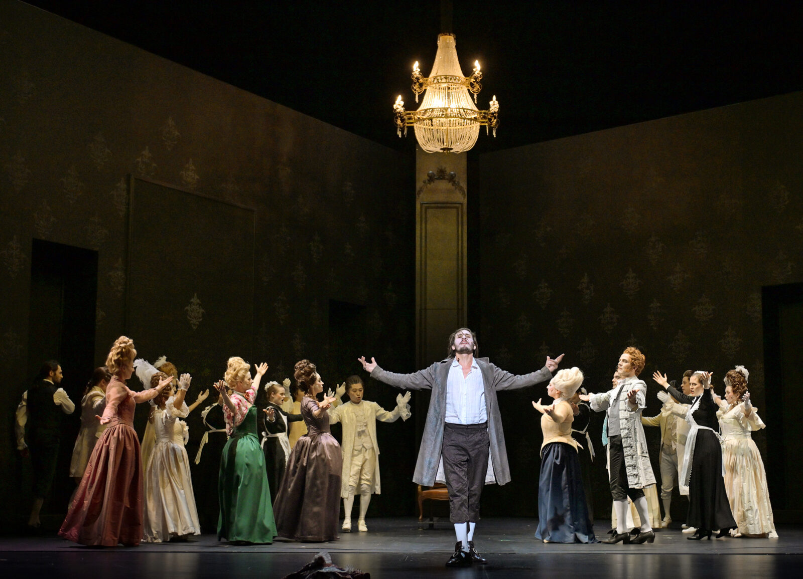 Mitte: Samuel Franco (Valmont), ganzes Ensemble und Chor. © Andreas J. Etter
