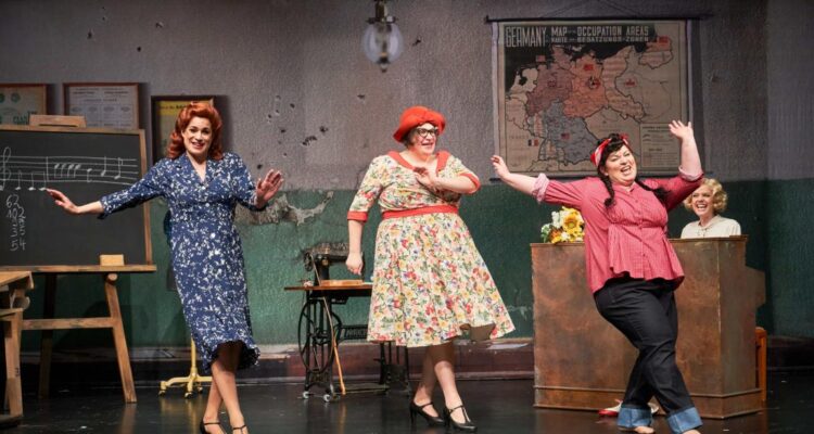 Caroline Kiesewetter (Käthe von Halstenbeck), Cem Lukas Yeginer ("Wally), Tanja Bahmani (Hilde Mücke), Nele Larsen (Rosa Wagner) © Oliver Fantitsch