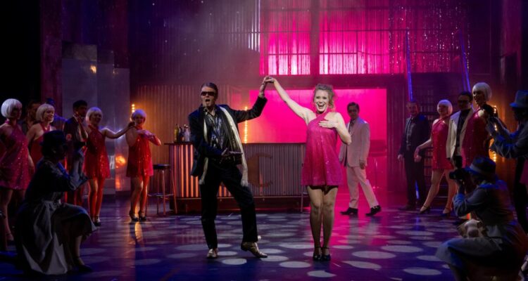 Daniel Windrich, Viktoria Reese (Gloria), Ensemble © Christine Tritschler