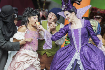 Elisabeth Birgmeier (Schneewittchen), Nikolai Popov (Ensemble), Melanie Gebhardt (Endora) © André Leischner