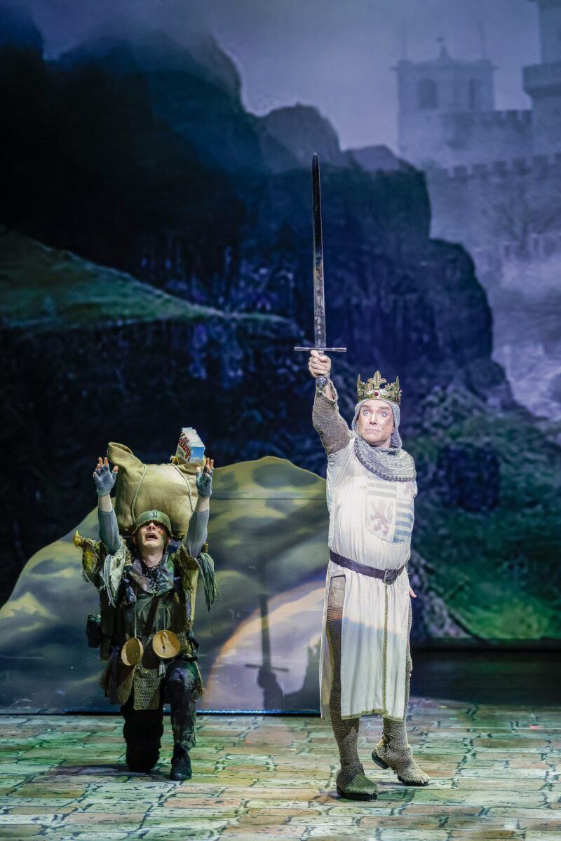 Uwe Kröger (Artus), Niklas Doddo (Patsy) © Christian Husar/Bühne Baden