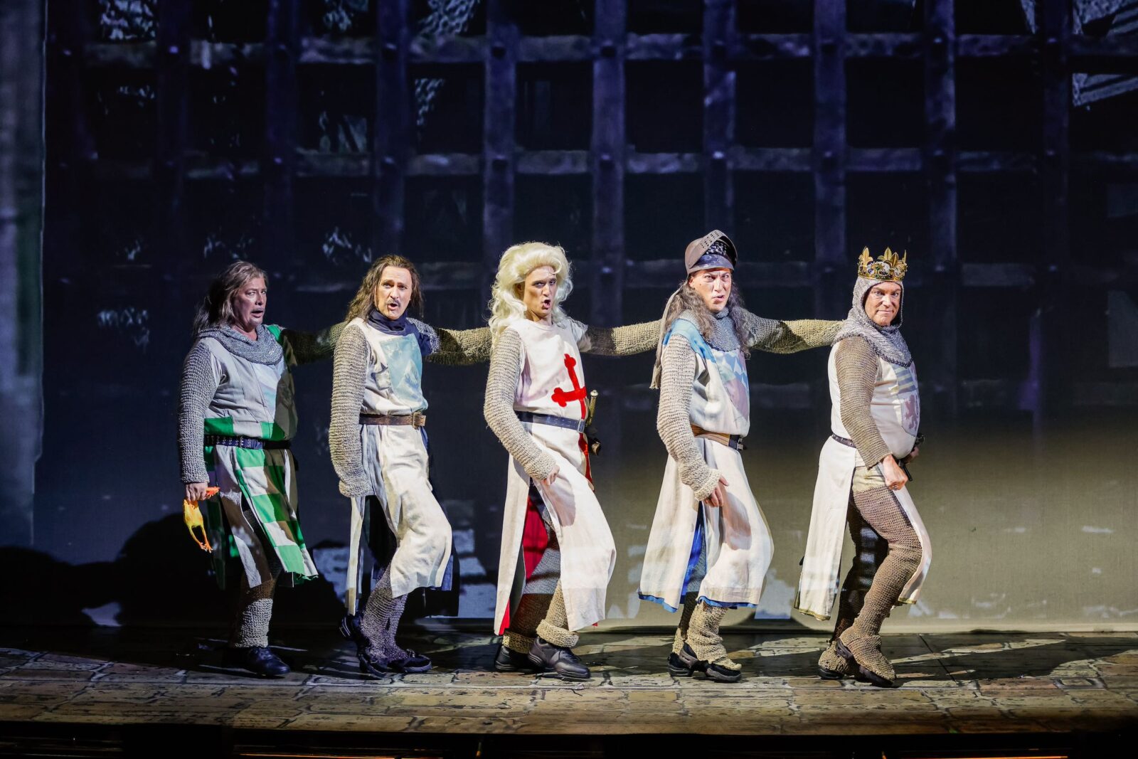 Martin Berger (Robin), Reinwald Kranner (Lancelot), Drew Sarich (Galahad), Artur Ortens (Bedevere), Uwe Kröger (Artus) © Christian Husar/Bühne Baden