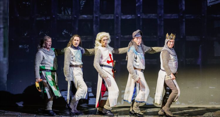 Martin Berger (Robin), Reinwald Kranner (Lancelot), Drew Sarich (Galahad), Artur Ortens (Bedevere), Uwe Kröger (Artus) © Christian Husar/Bühne Baden