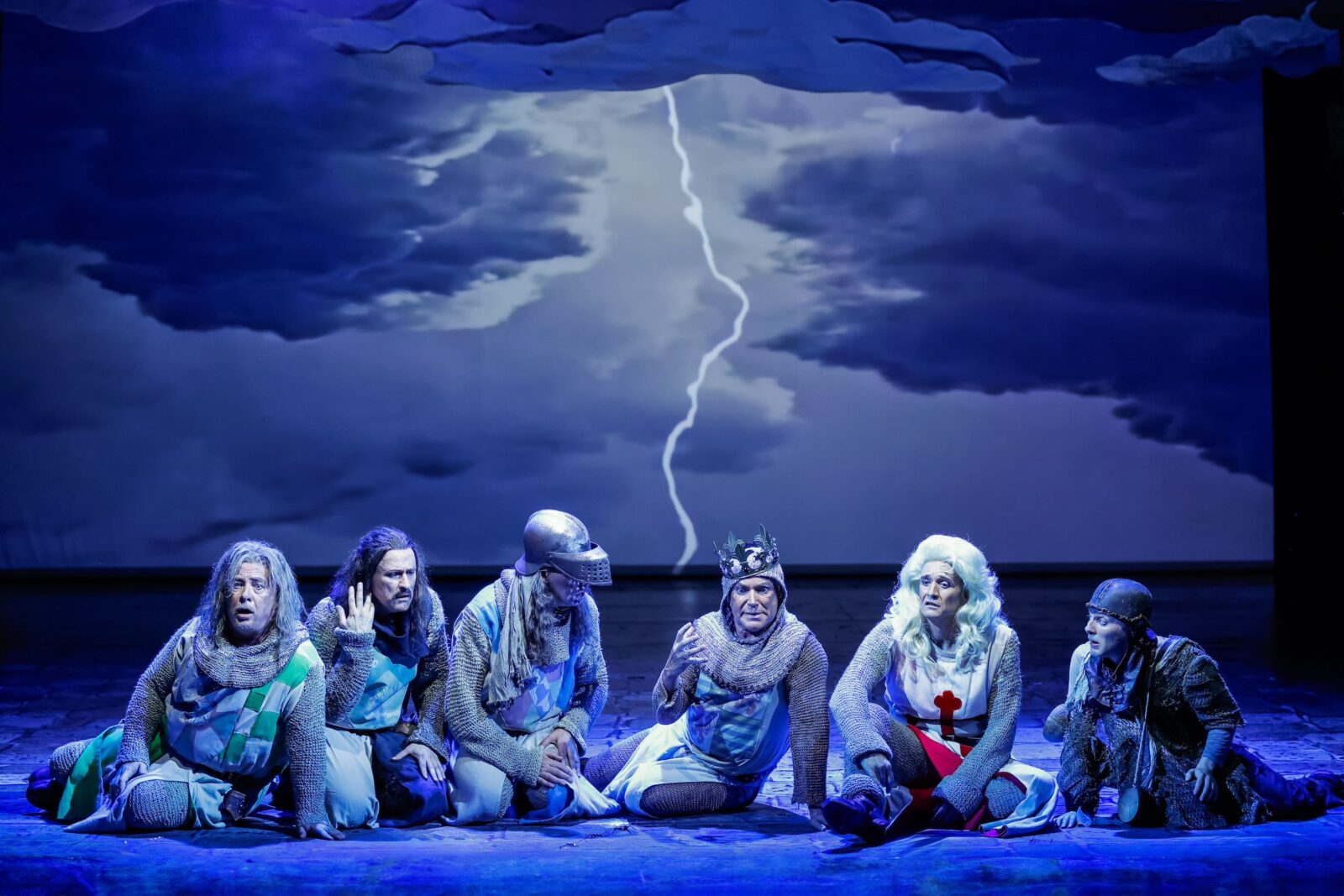 Martin Berger (Robin), Reinwald Kranner (Lancelot), Artur Ortens (Bedevere), Uwe Kröger (Artus), Drew Sarich (Galahad), Niklas Doddo (Patsy) © Christian Husar/Bühne Baden