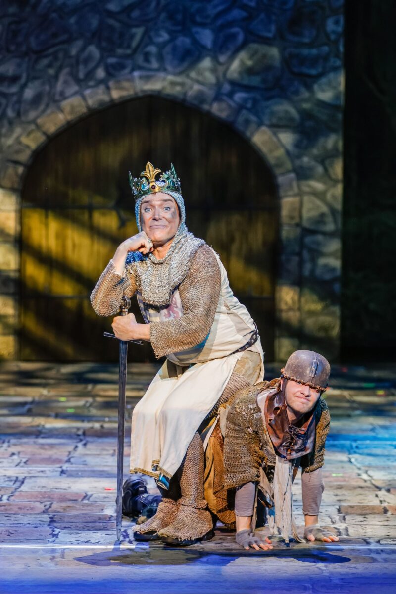 Uwe Kröger (Artus), Niklas Doddo (Patsy) © Christian Husar/Bühne Baden