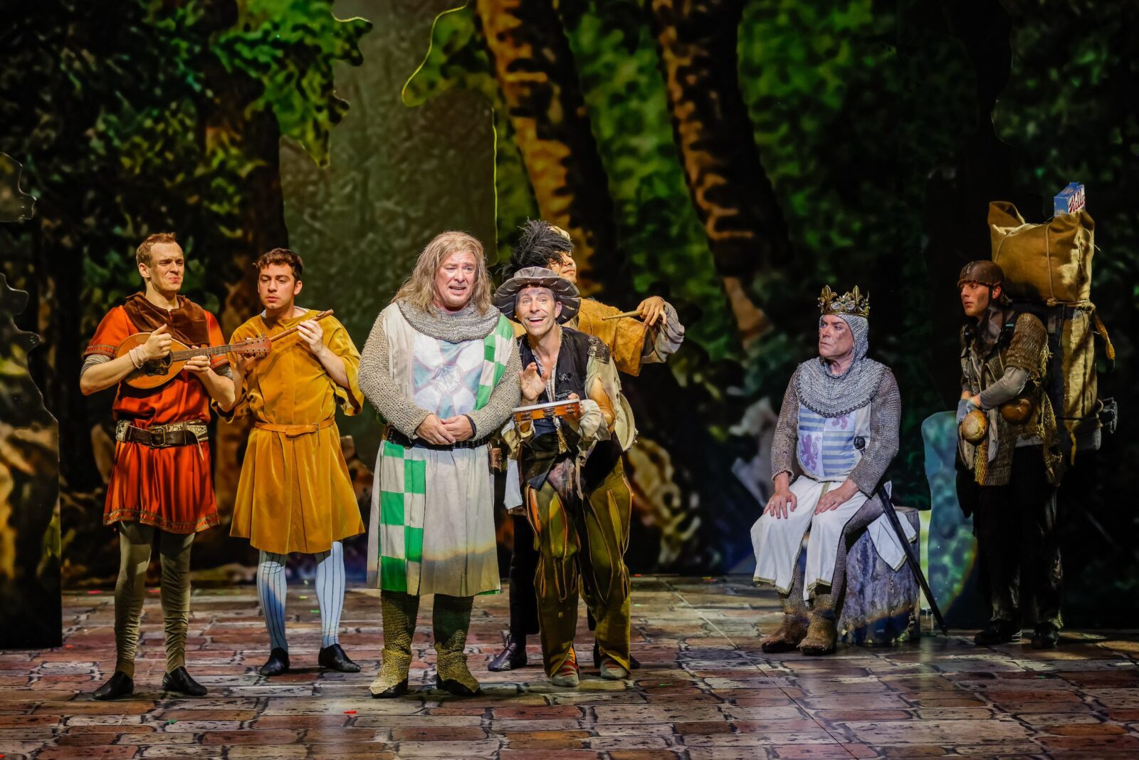 Martin Berger (Robin), Boris Pfeifer (Historiker), Uwe Kröger (Artus), Niklas Doddo (Patsy), Ensemble © Christian Husar/Bühne Baden