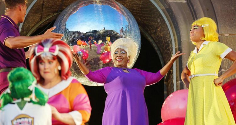 Malcolm Quinnten Henry (Seaweed J. Stubbs), Daniela Tweesmann (Tracy Turnblad), Monica Lewis-Schmidt (Motormouth Maybelle), Clarissa Anyamele (Little Inez), Mirjam Wershofen (Penny Pingleton) © Freilichtspiele Schwäbisch Hall, Ufuk Arslan