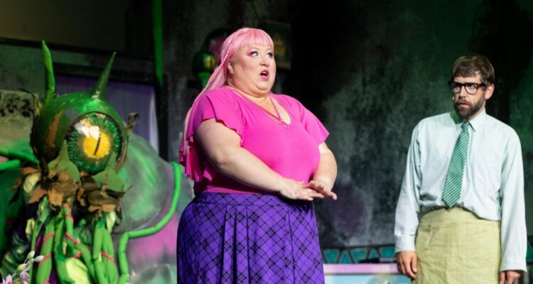 Eduard Zhukov (Audrey II), Yvonne Köstler (Audrey), Dustin Smailes (Seymour) © Sebastian C. Hoffmann