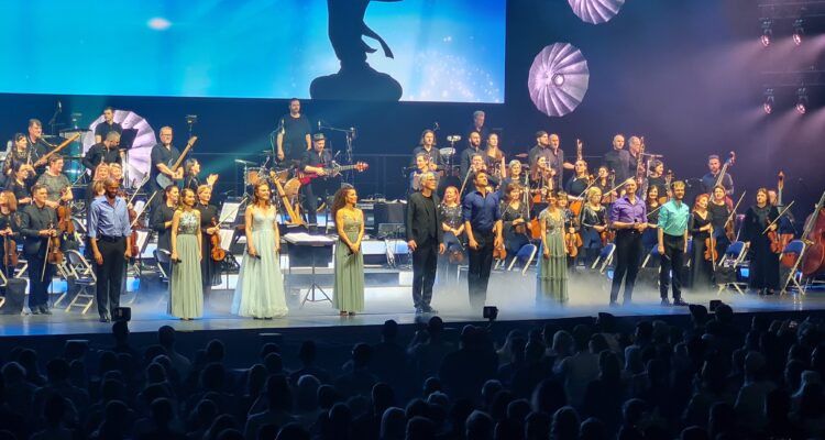 Gino Emnes, Judith Caspari, Willemijn Verkaik, Patricia Meeden, Wilhelm Keitel, Lars Redlich, Romina Langenhan, Drew Sarich, Andreas Bongard (v.l.n.r.) © André Böke