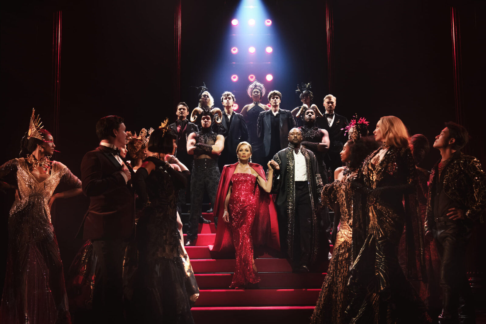 Vanessa Williams (Miranda), Matt Henry (Nigel) und Ensemble © Matt Crockett