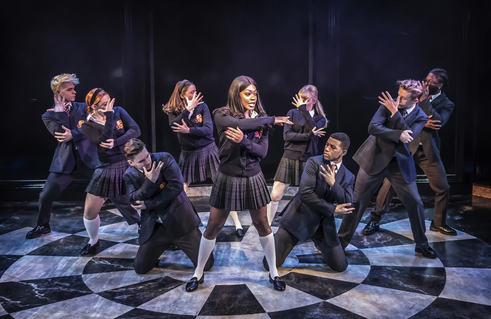 Rhianne-Louise McCaulsky (Kathryn) und Ensemble © Pamela Raith