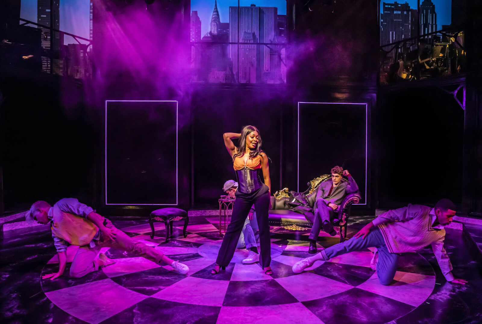 Rhianne-Louise McCaulsky (Kathryn), Daniel Bravo (Sebastian) und Ensemble © Pamela Raith